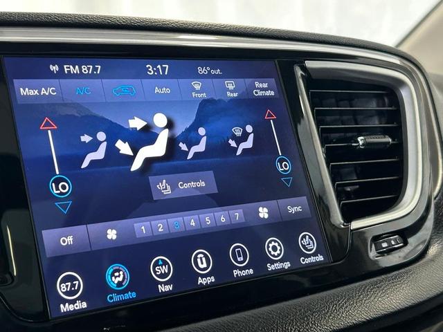 Photo of 2020 Luxury White Pearlcoat Chrysler Pacifica