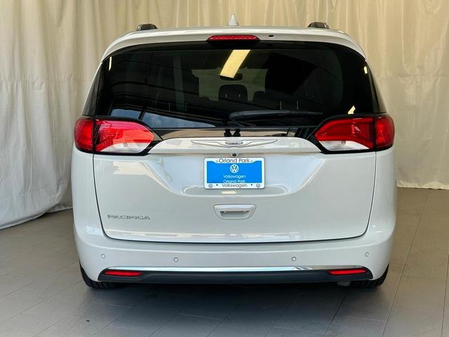 Photo of 2020 Luxury White Pearlcoat Chrysler Pacifica