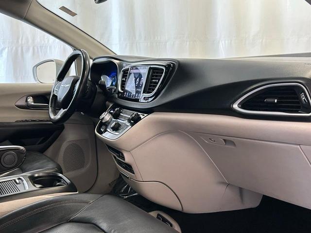 Photo of 2020 Luxury White Pearlcoat Chrysler Pacifica