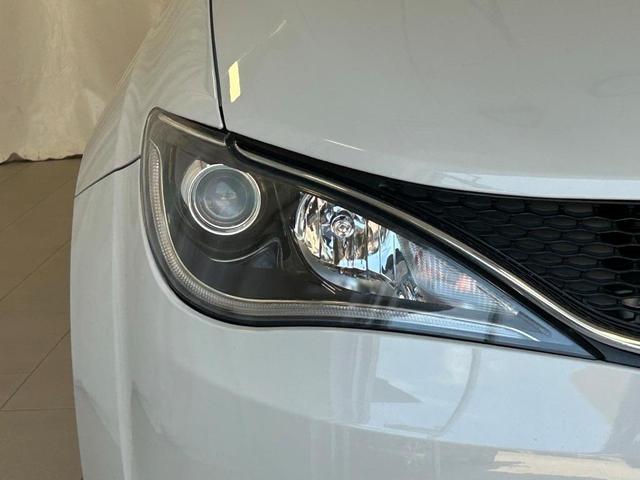 Photo of 2020 Luxury White Pearlcoat Chrysler Pacifica