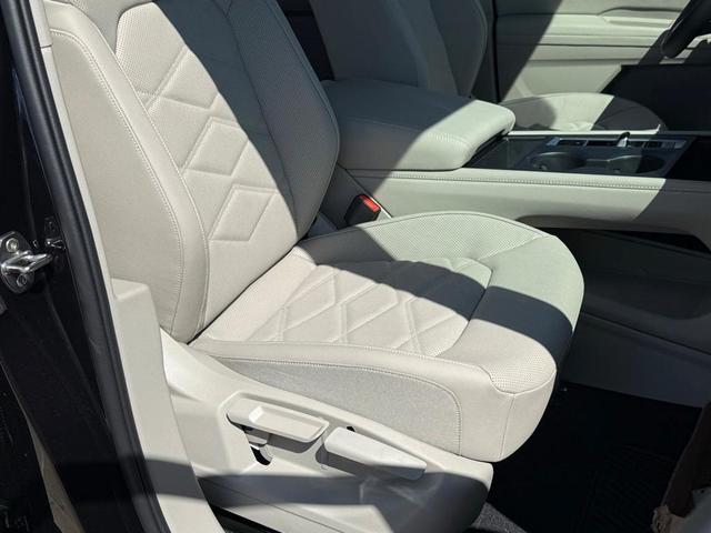 Photo of 2025 Deep Black Pearl Effect Volkswagen Atlas