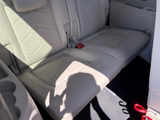Photo of 2025 Deep Black Pearl Effect Volkswagen Atlas