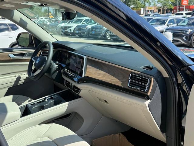 Photo of 2025 Deep Black Pearl Effect Volkswagen Atlas
