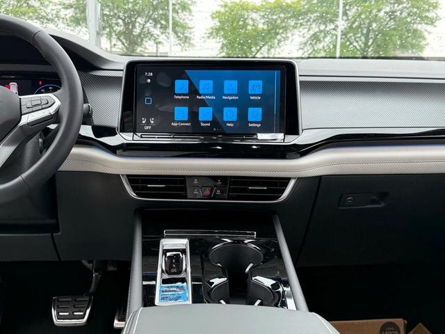 Photo of 2025 Deep Black Pearl Effect Volkswagen Atlas Cross Sport