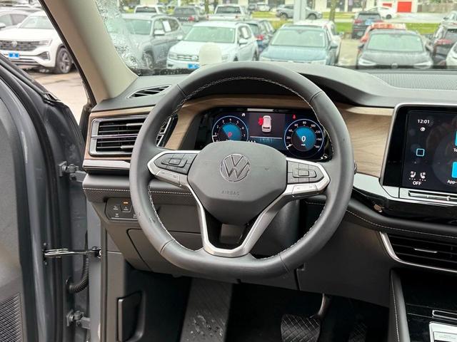 Photo of 2025 Pure Gray Volkswagen Atlas