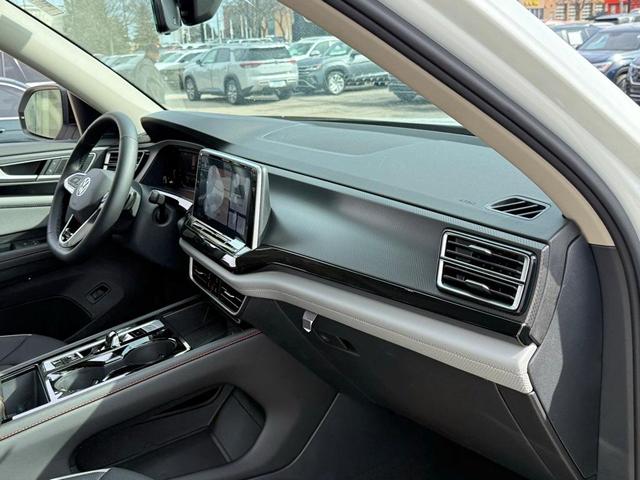 Photo of 2025 Pure White Volkswagen Atlas
