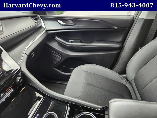 Photo of 2023 Silver Zynith Jeep Grand Cherokee L
