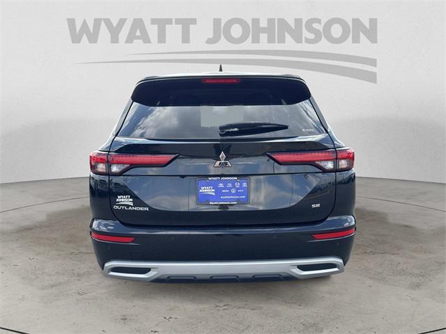 Photo of 2023 Alloy Silver Metallic Mitsubishi Outlander