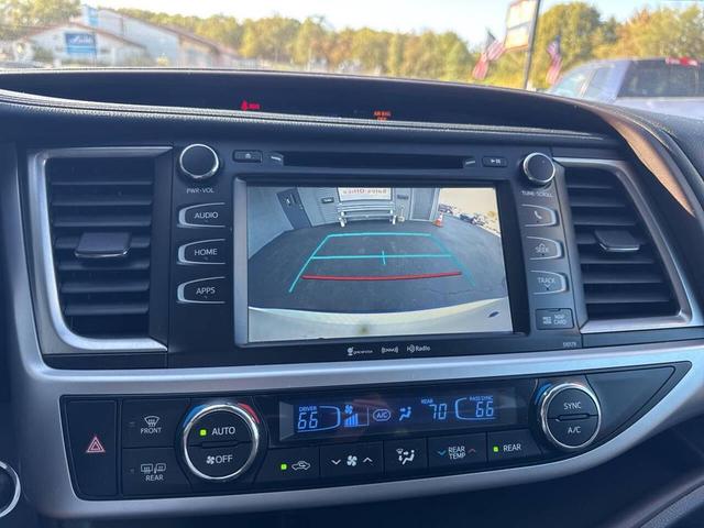 Photo of 2017 White Toyota Highlander