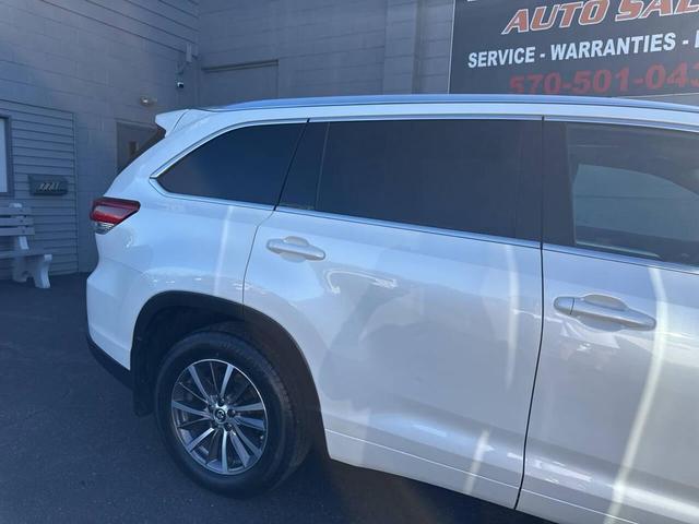 Photo of 2017 White Toyota Highlander