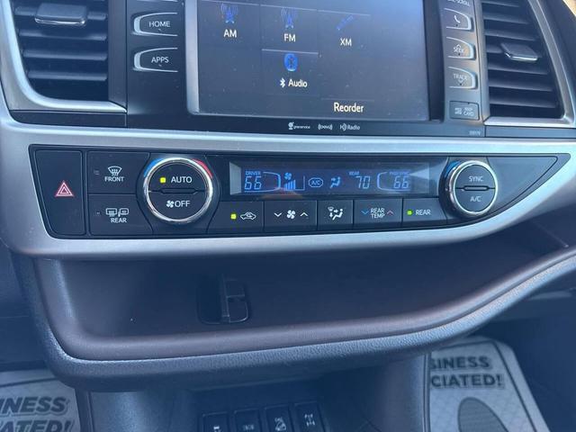 Photo of 2017 White Toyota Highlander
