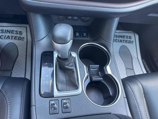 Photo of 2017 White Toyota Highlander
