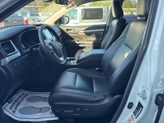 Photo of 2017 White Toyota Highlander