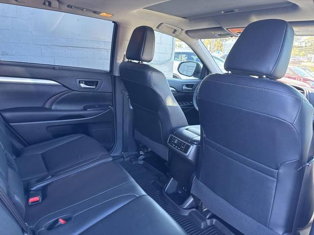 Photo of 2017 White Toyota Highlander