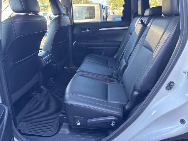 Photo of 2017 White Toyota Highlander