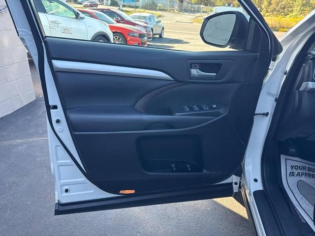 Photo of 2017 White Toyota Highlander
