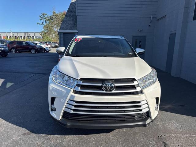 Photo of 2017 White Toyota Highlander