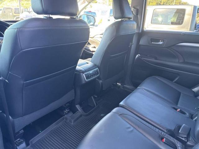 Photo of 2017 White Toyota Highlander
