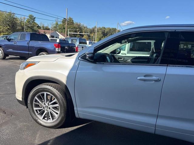 Photo of 2017 White Toyota Highlander