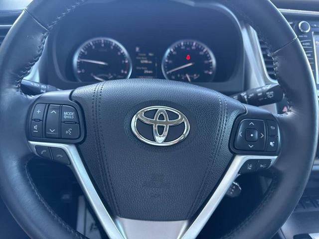 Photo of 2017 White Toyota Highlander