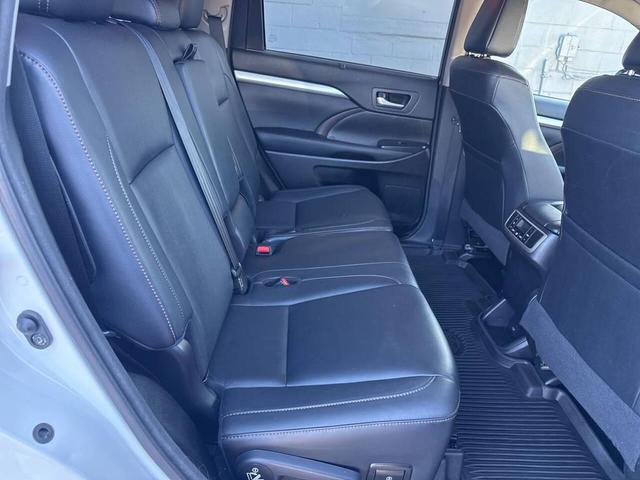 Photo of 2017 White Toyota Highlander