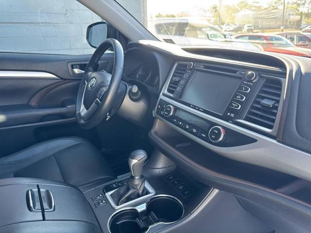 Photo of 2017 White Toyota Highlander