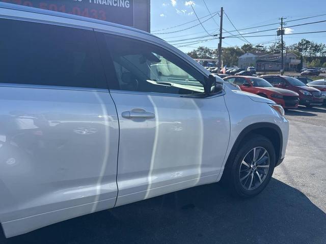 Photo of 2017 White Toyota Highlander