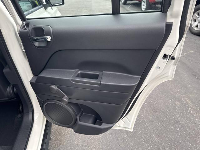Photo of 2009 White Jeep Patriot
