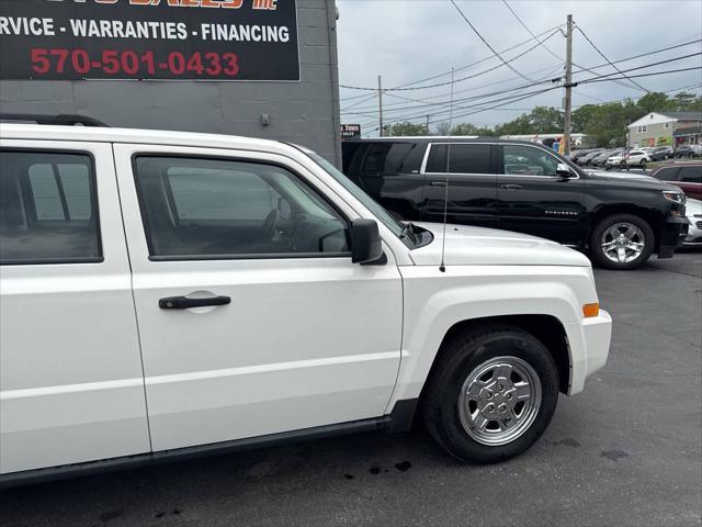 Photo of 2009 White Jeep Patriot