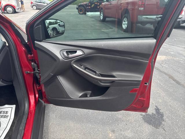Photo of 2017 Burgundy Ford Focus