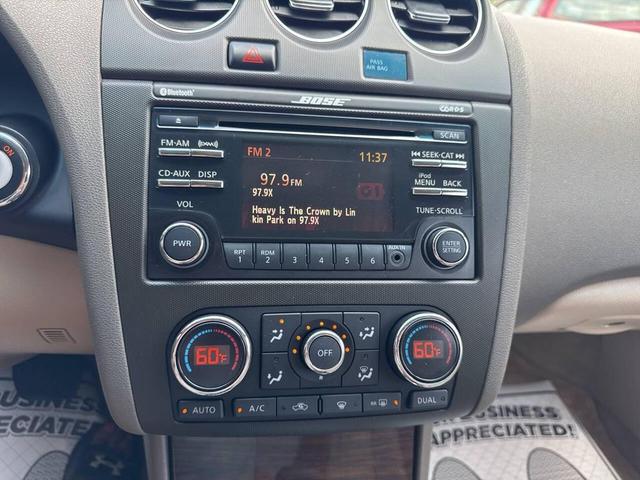Photo of 2013 White Nissan Altima