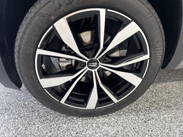 Photo of 2026 pure gray Volkswagen Atlas