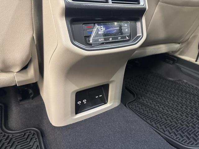 Photo of 2026 pure gray Volkswagen Atlas