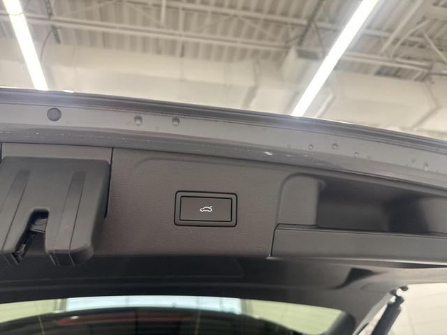 Photo of 2026 pure gray Volkswagen Atlas