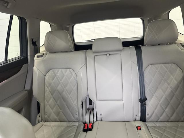 Photo of 2026 pure gray Volkswagen Atlas