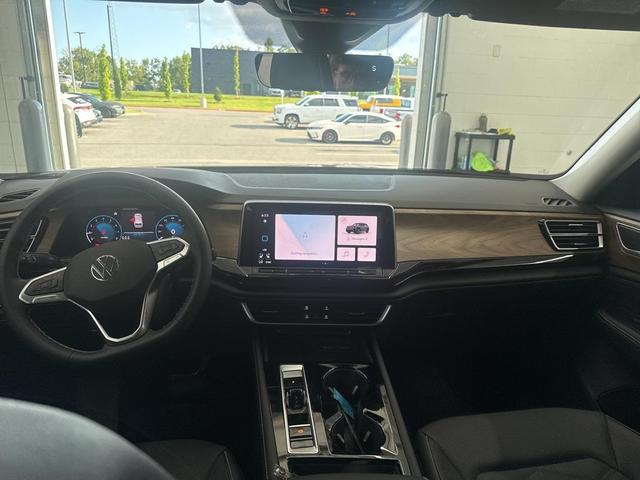 Photo of 2026 deep black pearl Volkswagen Atlas