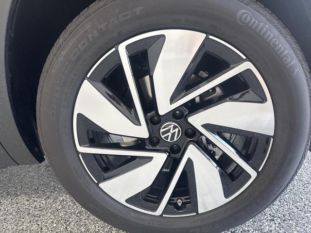 Photo of 2026 deep black pearl Volkswagen Atlas