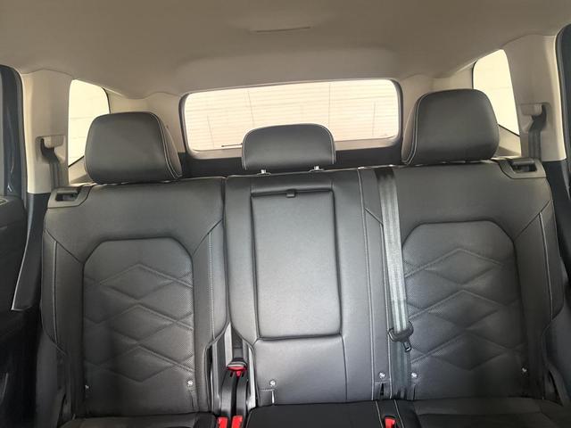 Photo of 2026 deep black pearl Volkswagen Atlas