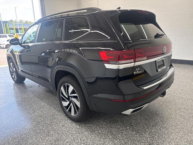 Photo of 2026 deep black pearl Volkswagen Atlas