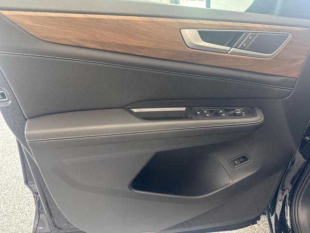 Photo of 2026 deep black pearl Volkswagen Atlas