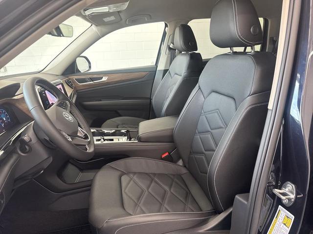 Photo of 2026 deep black pearl Volkswagen Atlas