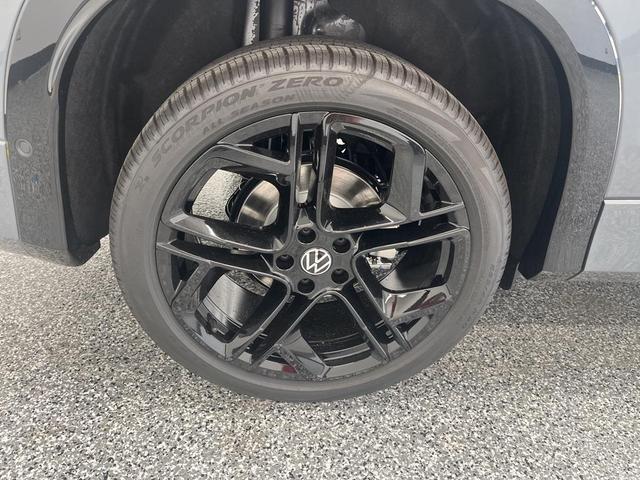 Photo of 2025 Platinum Gray Metallic Volkswagen Tiguan