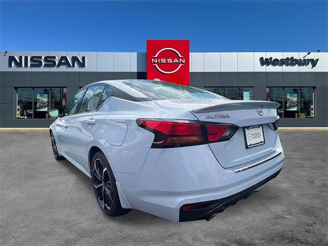 Photo of 2023 Gray Sky Pearl Nissan Altima