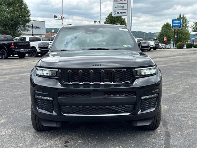 Photo of 2025 Diamond Black Crystal Pearlcoat Jeep Grand Cherokee L