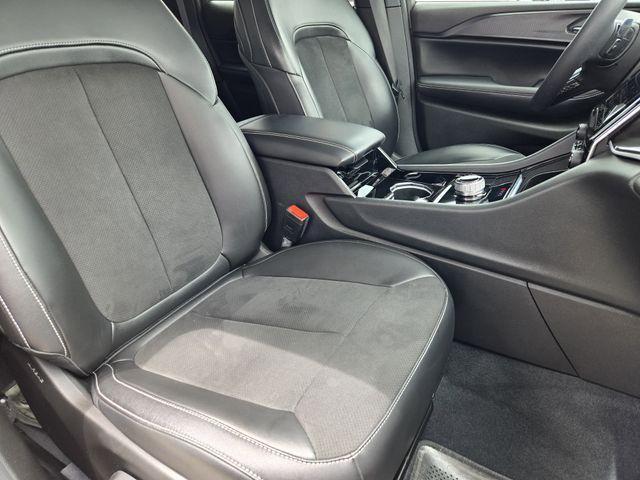 Photo of 2023 Bright White Clearcoat Jeep Grand Cherokee