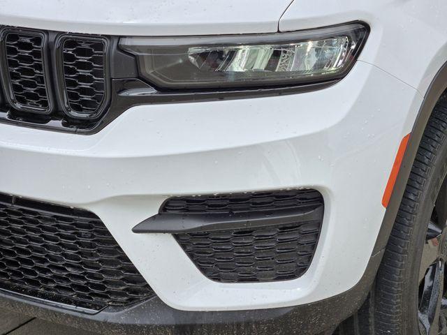 Photo of 2023 Bright White Clearcoat Jeep Grand Cherokee