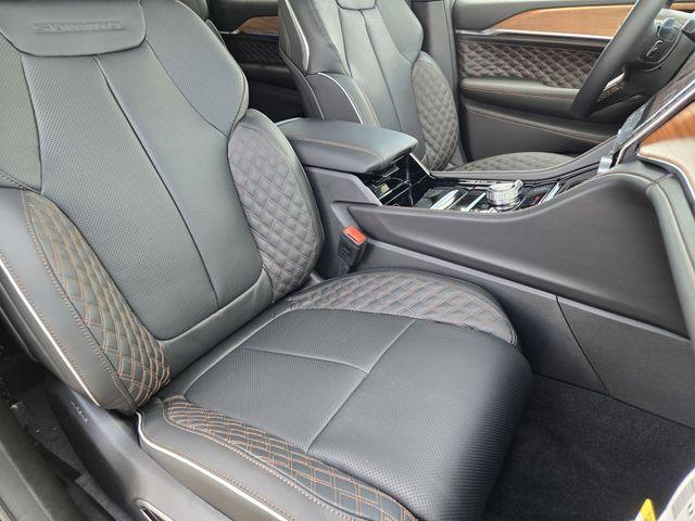 Photo of 2025 Diamond Black Jeep Grand Cherokee L