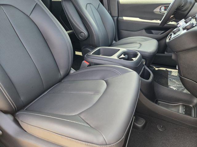 Photo of 2025 Bright White Clearcoat Chrysler Pacifica