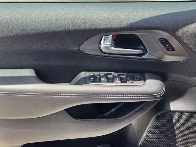 Photo of 2025 Bright White Clearcoat Chrysler Pacifica