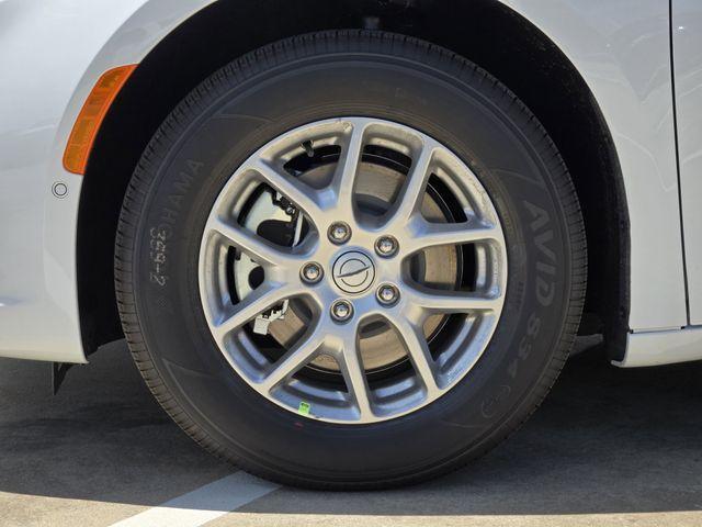 Photo of 2025 Bright White Clearcoat Chrysler Pacifica